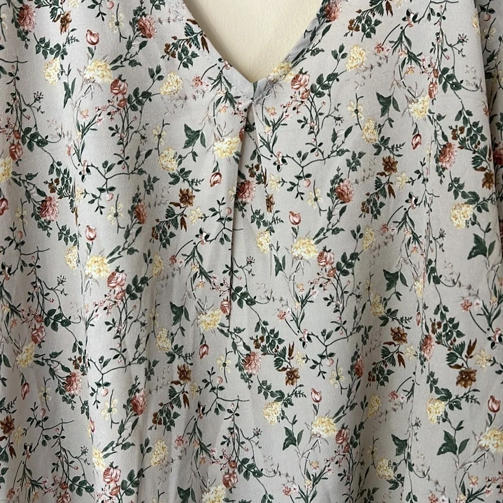 Tied back romantic blouse - Picture 4 of 8